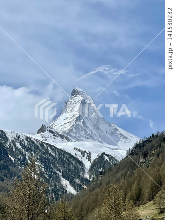 【スイス】マッターホルンと新緑広がるアルプスの風景 【スイス】マッターホルンと新緑広がるアルプスの風景 141530232