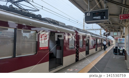 近鉄電車が停車するホーム風景 141530759