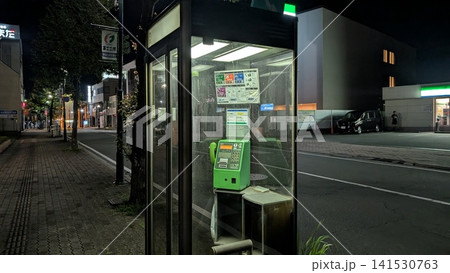 夜の街角に立つ電話ボックスと公衆電話 夜の街角に立つ電話ボックスと公衆電話 141530763