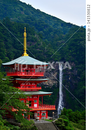 世界遺産・那智山青岸渡寺の朱塗りの三重塔と名瀑「那智の滝」（和歌山県那智勝浦町） 141530812