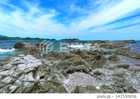 ダイナミックな岩肌とエメラルドグリーンの海・宇久井半島のお蛇浦海岸(和歌山県那智勝浦町) ダイナミックな岩肌とエメラルドグリーンの海・宇久井半島のお蛇浦海岸(和歌山県那智勝浦町) 141530836