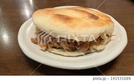 中国風ハンバーガー・肉夾饃(ロージャーモー)の一皿 中国風ハンバーガー・肉夾饃(ロージャーモー)の一皿 141531089