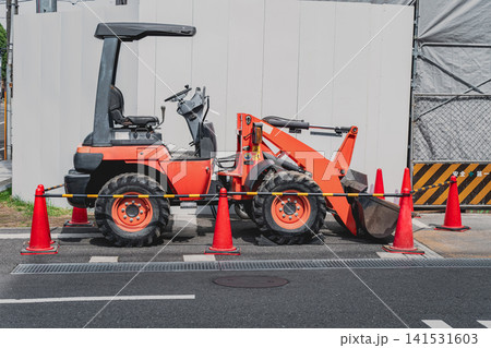 建設現場で荷役作業をするホイールローダー 建設現場で荷役作業をするホイールローダー 141531603
