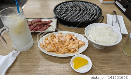 焼肉店で味わうお肉とホルモンの定食セット 焼肉店で味わうお肉とホルモンの定食セット 141531698