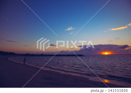 海に沈む夕日 141531830