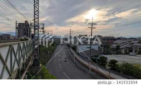 線路と道路が伸びる桜井駅から見渡す奈良盆地の夕暮れ風景 線路と道路が伸びる桜井駅から見渡す奈良盆地の夕暮れ風景 141531934