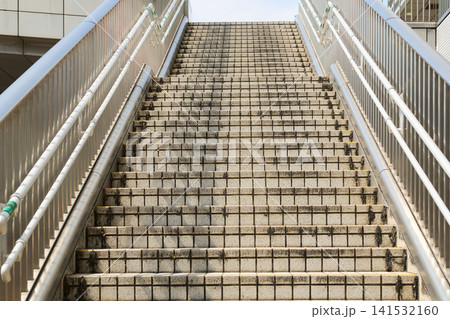 青空へ向かってまっすぐ伸びる屋外のコンクリート階段を見上げた構図 青空へ向かってまっすぐ伸びる屋外のコンクリート階段を見上げた構図 141532160