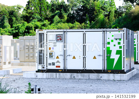 特高変電所に設置されたコンテナ型蓄電池システムの近景 特高変電所に設置されたコンテナ型蓄電池システムの近景 141532199