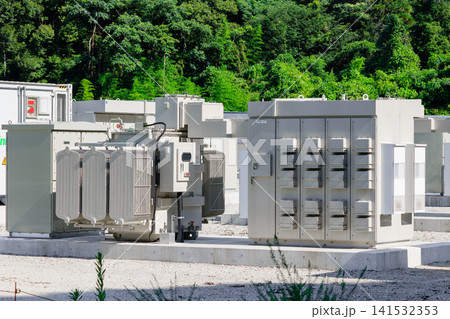 特高変電所に設置されたパワーコンディショナ(PCS)と受変電設備 特高変電所に設置されたパワーコンディショナ(PCS)と受変電設備 141532353