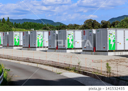 ズラリと並ぶ特高変電所のコンテナ型蓄電池システム ズラリと並ぶ特高変電所のコンテナ型蓄電池システム 141532435