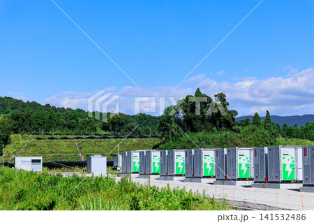 ズラリと並ぶ特高変電所のコンテナ型蓄電池システム ズラリと並ぶ特高変電所のコンテナ型蓄電池システム 141532486