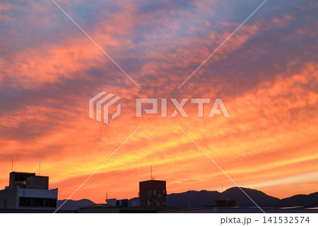 燃えるような夕焼け空 141532574