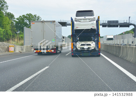 高速道路を走行するキャリアカー 141532988