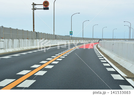高速道路の赤舗装 141533083
