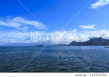 西伊豆から見た駿河湾と富士山 141533748
