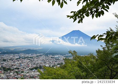 山梨・新倉富士浅間神社と富士山の景観 141533834