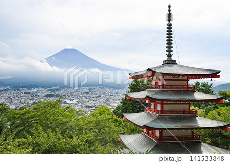 山梨・新倉富士浅間神社と富士山の景観 山梨・新倉富士浅間神社と富士山の景観 141533848