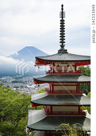 山梨・新倉富士浅間神社と富士山の景観 141533849