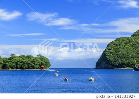 西伊豆から見た駿河湾と富士山 141533927