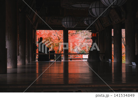 [長谷寺]真っ赤な紅葉が美しい！奈良の山奥にあるお寺の風景 141534849