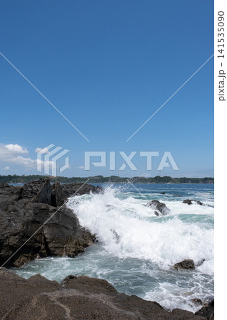 三浦半島  城ヶ島の岩に打ち寄せる荒波  波しぶき 141535090