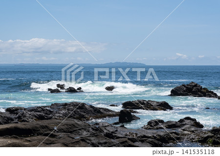 三浦半島 城ヶ島の岩に打ち寄せる荒波 波しぶき 三浦半島 城ヶ島の岩に打ち寄せる荒波 波しぶき 141535118