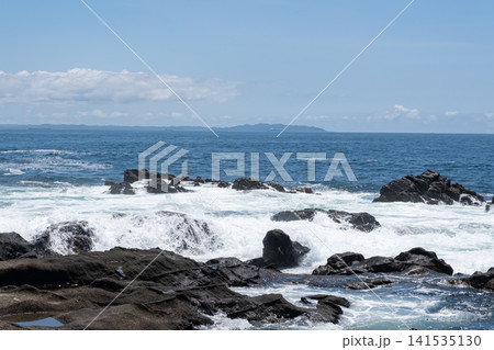 三浦半島 城ヶ島の岩に打ち寄せる荒波 波しぶき 三浦半島 城ヶ島の岩に打ち寄せる荒波 波しぶき 141535130