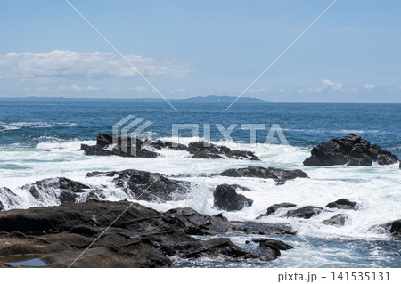 三浦半島 城ヶ島の岩に打ち寄せる荒波 波しぶき 三浦半島 城ヶ島の岩に打ち寄せる荒波 波しぶき 141535131