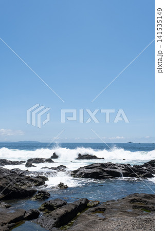 三浦半島 城ヶ島の岩に打ち寄せる荒波 波しぶき 三浦半島 城ヶ島の岩に打ち寄せる荒波 波しぶき 141535149