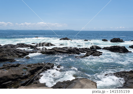 三浦半島  城ヶ島の岩に打ち寄せる荒波  波しぶき 141535159