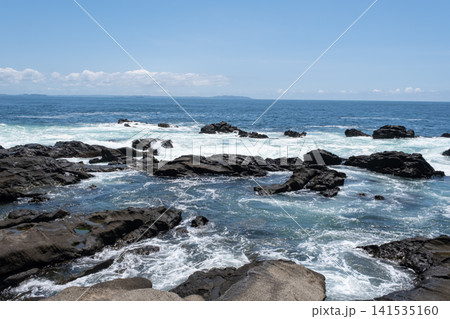 三浦半島 城ヶ島の岩に打ち寄せる荒波 波しぶき 三浦半島 城ヶ島の岩に打ち寄せる荒波 波しぶき 141535160