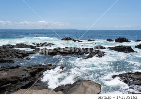 三浦半島 城ヶ島の岩に打ち寄せる荒波 波しぶき 三浦半島 城ヶ島の岩に打ち寄せる荒波 波しぶき 141535162