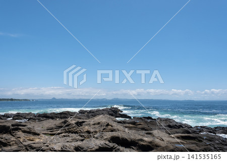 三浦半島 城ヶ島の岩に打ち寄せる荒波 波しぶき 三浦半島 城ヶ島の岩に打ち寄せる荒波 波しぶき 141535165