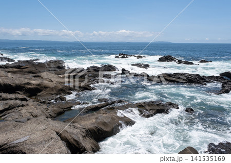 三浦半島 城ヶ島の岩に打ち寄せる荒波 波しぶき 三浦半島 城ヶ島の岩に打ち寄せる荒波 波しぶき 141535169