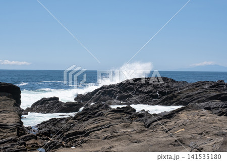 三浦半島 城ヶ島の岩に打ち寄せる荒波 波しぶき 三浦半島 城ヶ島の岩に打ち寄せる荒波 波しぶき 141535180