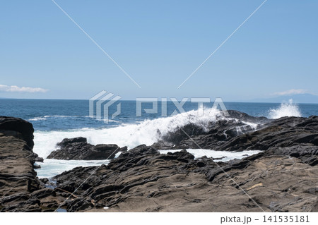 三浦半島  城ヶ島の岩に打ち寄せる荒波  波しぶき 141535181
