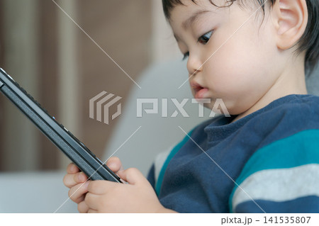 リモコンで遊ぶ子供 リモコンで遊ぶ子供 141535807