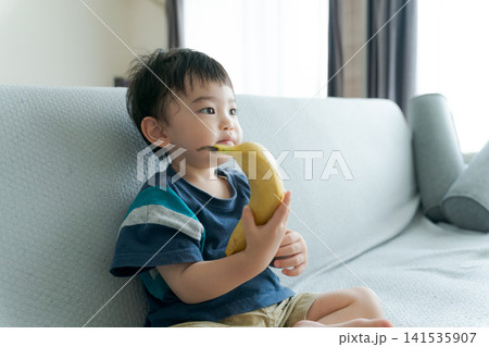 バナナを持つ笑顔の男の子 バナナを持つ笑顔の男の子 141535907