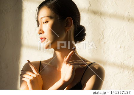 顔に手を当てる女性 顔に手を当てる女性 141537157