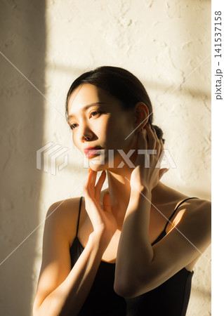 顔に手を当てる女性 顔に手を当てる女性 141537158