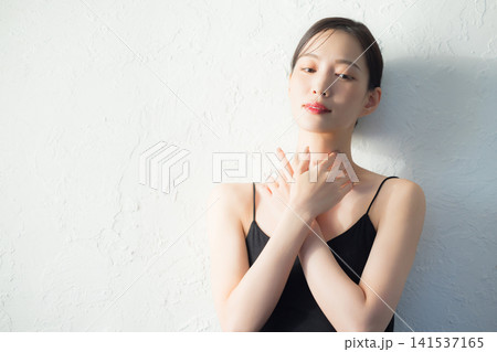 顔に手を当てる女性 顔に手を当てる女性 141537165
