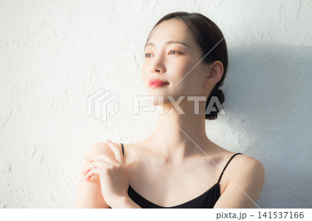 顔に手を当てる女性 141537166