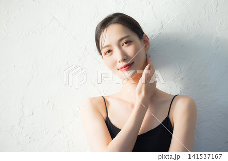 顔に手を当てる女性 顔に手を当てる女性 141537167