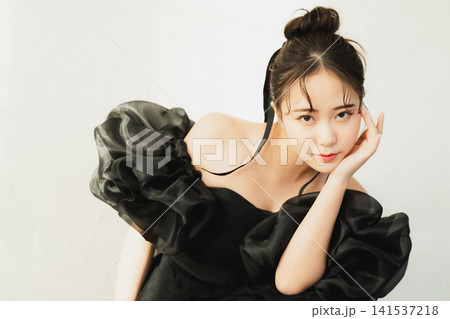 黒いドレスの女性 141537218