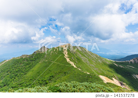 西天狗岳から望む東天狗岳の山頂と登山道 西天狗岳から望む東天狗岳の山頂と登山道 141537278