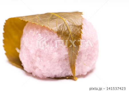 桜の葉で包んだ春の季節感あふれる和菓子 桜の葉で包んだ春の季節感あふれる和菓子 141537423