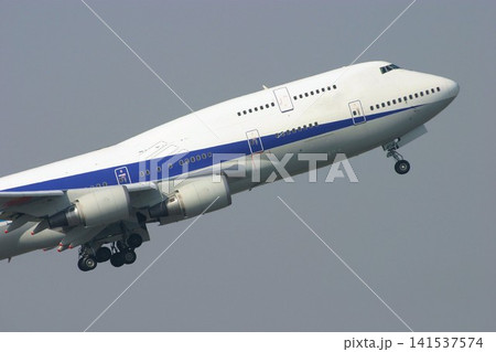 B747(ジャンボジェット)が離陸し、上昇を始めた瞬間 B747(ジャンボジェット)が離陸し、上昇を始めた瞬間 141537574