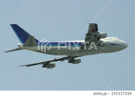 B747（ジャンボジェット）が離陸し、上昇を始めた瞬間 141537584