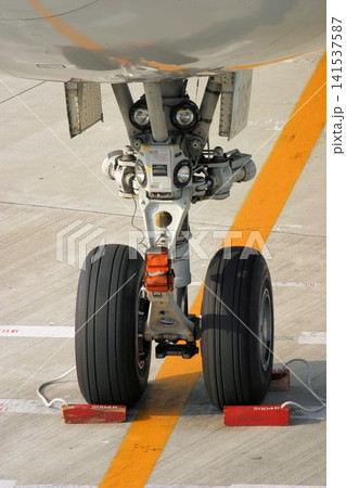 B747の機首を支える前脚（フロントギア） 141537587