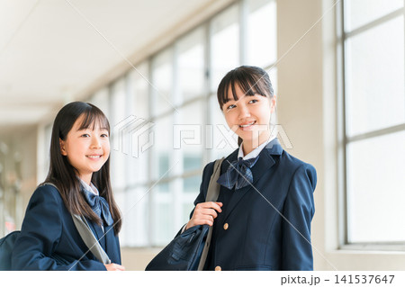 学校の廊下にいる制服姿の女子中学生,女子高生 学校の廊下にいる制服姿の女子中学生,女子高生 141537647